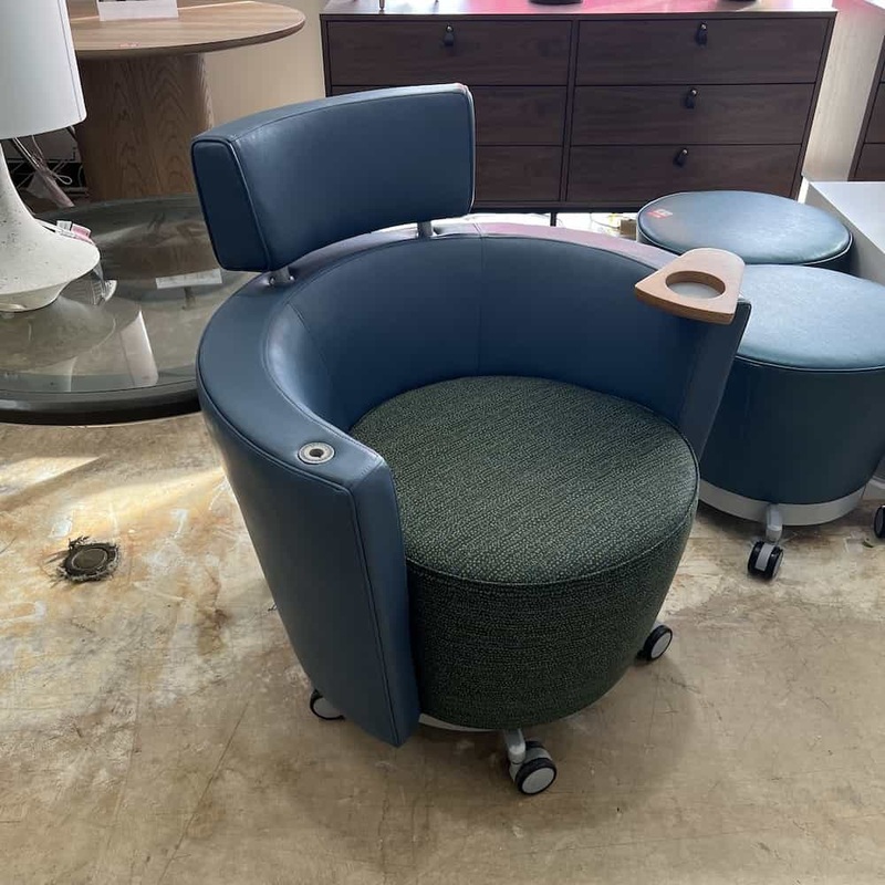 ONLY 1 – Haworth Hello Mobile Lounge Rolling Arm Chair Office Furniture Liquidations